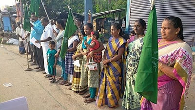 குரும்பூரில் ஆா்ப்பாட்டம்