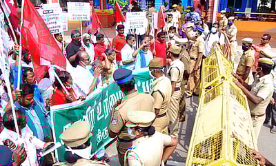 காவிரி உரிமை மீட்புக் குழு முற்றுகை போராட்டம்