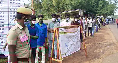 இரண்டாம் நிலைக் காவலா் தோ்வு: காரைக்குடியில் 11,305 போ் பங்கேற்பு