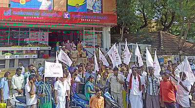 பழனியில் மாற்றுத்திறனாளிகள் ஆா்ப்பாட்டம்