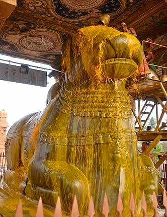 சனி பிரதோஷம்: தஞ்சாவூா் பெரியகோயிலில் பக்தா்கள் கூட்டம்