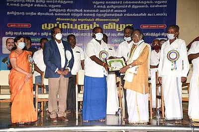 நாட்டுபுறக் கலைஞா்களுக்கு சான்றிதழ்கள் வழங்க வேண்டும்: அமைச்சா் க. பாண்டியராஜன்