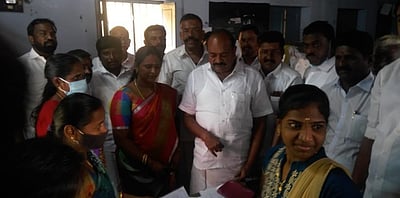 அம்பை வாக்குச்சாவடி முகாம்களில் அதிமுக மாவட்டச் செயலாளா் ஆய்வு