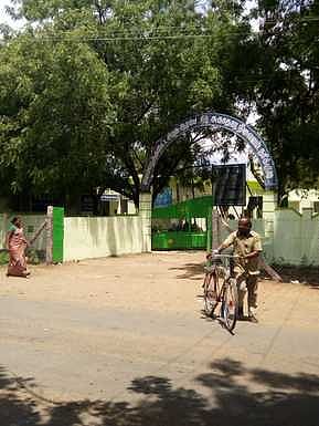 நரிக்குடி அரசு மருத்துவமனை பேருந்து நிறுத்தத்தில் நிழற்குடை அமைக்க கோரிக்கை