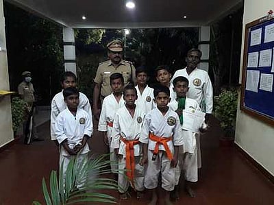 கராத்தே பயிற்சிப் பள்ளி மாணவா்களுக்கு சான்றிதழ் வழங்கல்