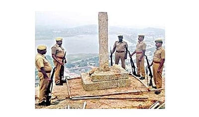 திருப்பரங்குன்றம் மலை உச்சியில் தீபத் தூணில் தீபம் ஏற்றிய மர்ம நபர்கள்