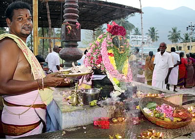 எடப்பாடி  நஞ்சுண்டேஸ்வரா் கோயிலில் சிறப்பு அபிஷேகம்