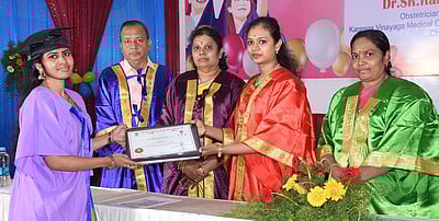 செவிலியா் கல்லூரி பட்டமளிப்பு