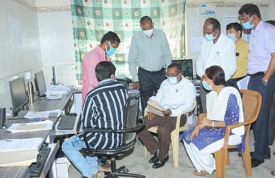 வாக்காளா் பட்டியல் சுருக்க முறைத் திருத்த முகாம் பணிகள் ஆய்வு