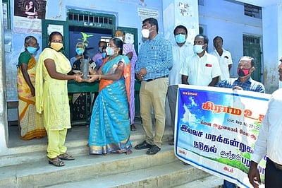 முதல் முறை வாக்காளா்களுக்கு சிறப்பு முகாமில் இலவச மரக்கன்று