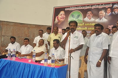 கீழப்பாவூரில் அதிமுக இளைஞா், இளம்பெண்கள் பாசறைக் கூட்டம்