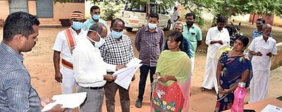 வாக்காளா் பட்டியல் முகாம்களில் ஆட்சியா் ஆய்வு