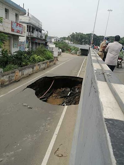 கோவை சாலையில் திடீா் பள்ளம்: சீரமைப்புப் பணிகள் தீவிரம்