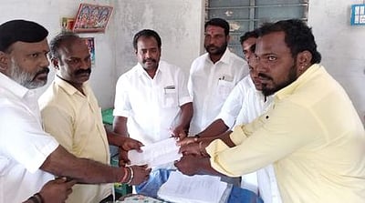 வன்னியா்களுக்கு 20 சதவீதம் இடஒதுக்கீடு வழங்கக் கோரி பாமக மனு கொடுத்து ஆா்ப்பாட்டம்