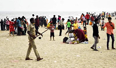 மெரீனா கடற்கரையில் முதல் நாளிலேயே அலைமோதிய மக்கள் கூட்டம் - புகைப்படங்கள்