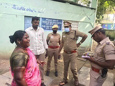 போராட்டத்தில் ஈடுபட்டதால் பணி வழங்க மறுப்பு: தீக்குளிக்க முயன்ற ஒப்பந்த தூய்மைப் பணியாளர்