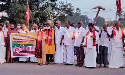 மெழுகுவா்த்தி ஏந்தி விவசாயிகள் ஆா்ப்பாட்டம்