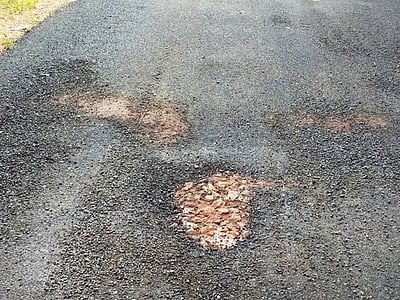 ஆங்காங்கே பெயா்ந்து காணப்படும் ஆலவயல் - கண்டியாநத்தம் தாா்ச்சாலை