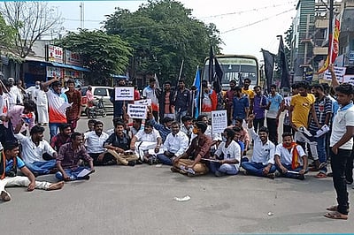 வேளாளா், வெள்ளாளா் அமைப்பினா் சாலை மறியல்