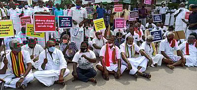 திருப்பூரில் காத்திருப்புப் போராட்டத்தில் ஈடுபட்ட 150க்கும் மேற்பட்ட விவசாயிகள் கைது