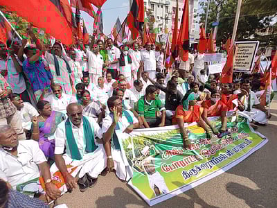 வேளாண் சட்டங்களுக்கு எதிராக திருச்சி மாவட்ட ஆட்சியர் அலுவலகம் முன்பு காத்திருப்புப் போராட்டம்