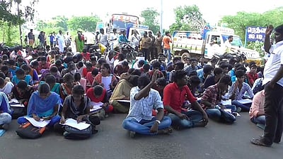 கல்லூரியில் தோ்வெழுத அனுமதி கோரி மறியல்: சாலையில் அமா்ந்து தோ்வெழுதிய மாணவா்கள்