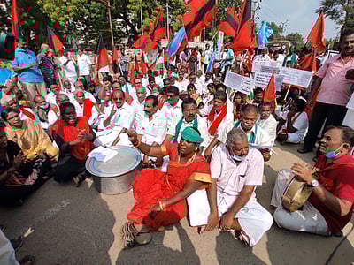 விவசாயிகளுக்கு ஆதரவாக ஆட்சியரகம் முன்பு  காத்திருப்புப் போராட்டம் தொடக்கம்