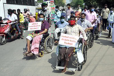 தண்டுவடம் காயமடைந்தோா் அமைப்பினா் அமைதிப் பேரணி