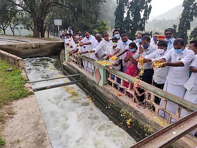 கிருஷ்ணகிரி அணை, பாரூா் ஏரியிலிருந்து பாசனத்துக்கு நீா் திறப்பு