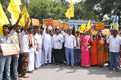 கிருஷ்ணகிரியில் பாமகவினா் மனு அளிக்கும் போராட்டம்