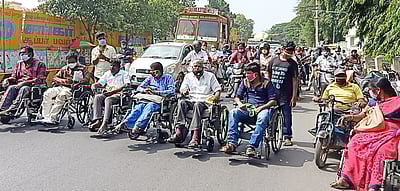 பொதுப்பாதையை ஆக்கிரமித்த அதிகாரி மீது நடவடிக்கை கோரி மாற்றுத் திறனாளிகள் மறியல்