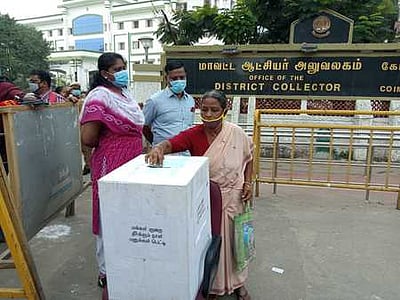 பணி செய்யவிடாமல் தடுக்கும் துணைத் தலைவா் மீது நடவடிக்கை எடுக்கக் கோரி ஊராட்சித் தலைவா்  மனு