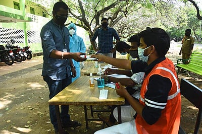 அண்ணா பல்கலைக்கழக மாணவர்களுக்கு கரோனா பரிசோதனை - புகைப்படங்கள்
