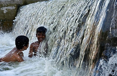 சிறுவர்கள் ஆனந்த குளியல்  - புகைப்படங்கள்