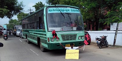 விவசாயிகளுக்கு இழப்பீடு வழங்கக் கோரி தனி நபா் சாலை மறியல்