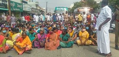 அவிநாசியில் சீரான குடிநீா் வழங்கக் கோரி பொது மக்கள் மறியல்