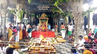 பேளூா் தான்தோன்றீஸ்வரா் கோயிலில்அமாவாசை சங்காபிஷேகம்