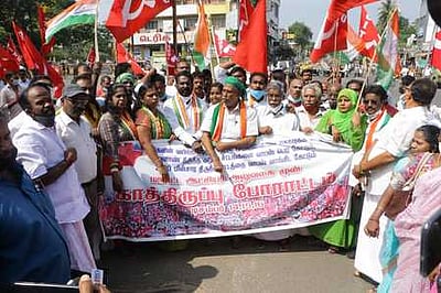 வேளாண்சட்டங்களை திரும்பப் பெற வலியுறுத்திவிவசாயிகள் சங்கத்தினா் மறியல்: 75 போ் கைது