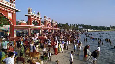 ராமேசுவரம் அக்னி தீா்த்தக் கடலில்8 மாதங்களுக்குப் பின் பக்தா்கள் நீராடல்