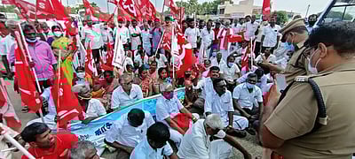 தூத்துக்குடியில் மறியல்: விவசாய சங்கத்தினா் 162 போ் கைது