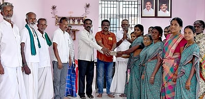 மகளிா் சுயஉதவிக் குழுக்களுக்கு ரூ, 16 லட்சம் கடன் வழங்கல்