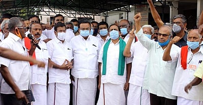 ஈரோட்டில் 3 ஆவது நாளாக விவசாயிகள் காத்திருப்புப் போராட்டம்