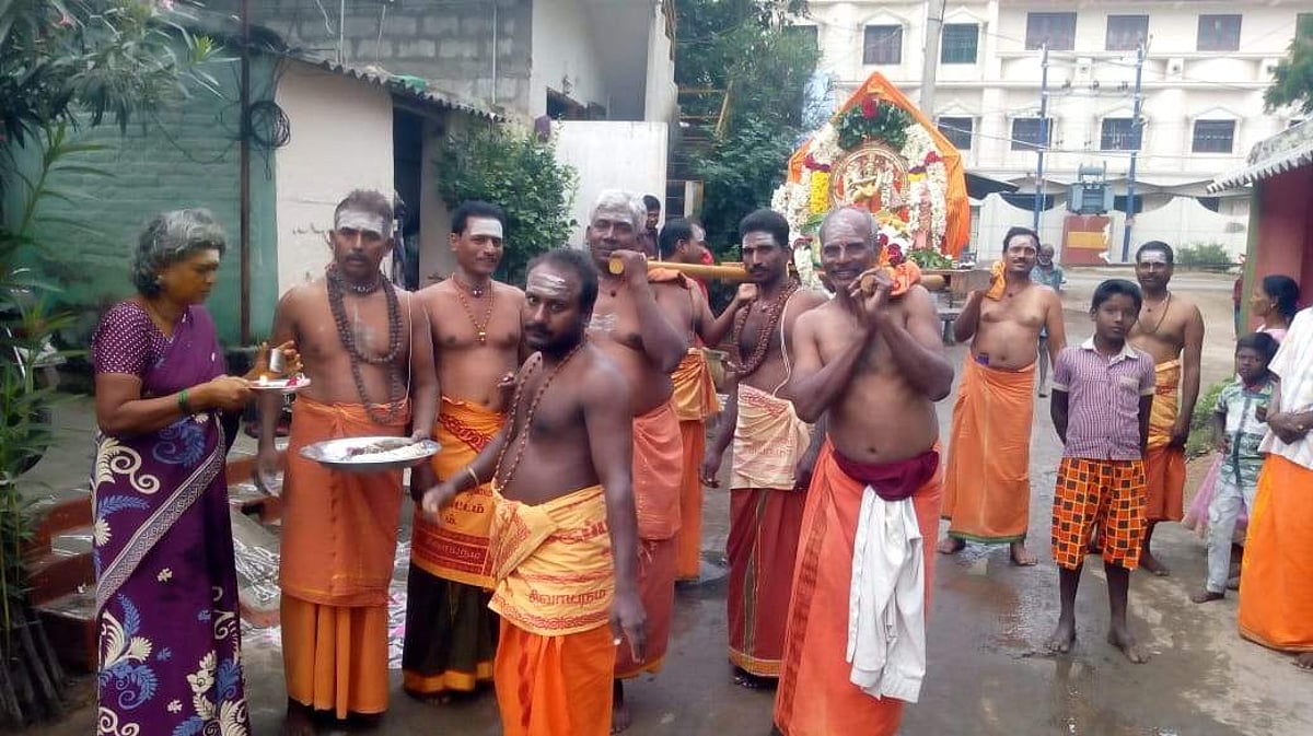 ஆம்பூர் அருகே மார்கழி மாதப் பிறப்பையொட்டி திருவீதியுலா வந்த நடராஜர்