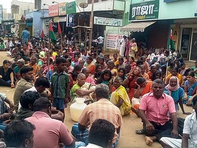 ஆலங்குளம் அருகே கொலை செய்யப்பட்டவர் குடும்பத்திற்கு ரூ. 25 லட்சம் வழங்கக் கோரி சாலை மறியல்