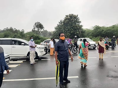 உயிருக்குப் போராடிய இளைஞரை மீட்டு மருத்துவமனையில் சேர்த்த அமைச்சர்