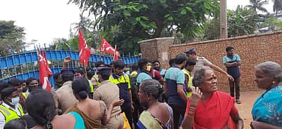 பெரியபாளையத்தில் தனியார் நிறுவனத்தை எதிர்த்து போராட்டம்: தொழிலாளர்கள் 100 பேர் கைது
