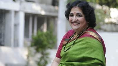 கொட்டும் மழையில் ரசிகர்கள்: லதா ரஜினிகாந்த் வேண்டுகோள்!