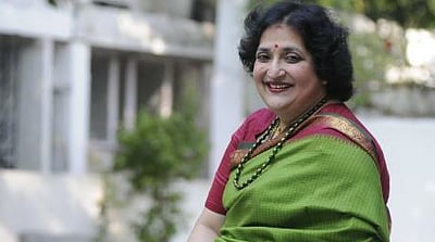 கொட்டும் மழையில் ரசிகர்கள்: லதா ரஜினிகாந்த் வேண்டுகோள்!