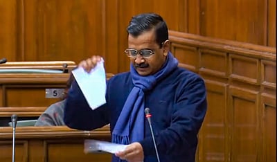 வேளாண் சட்டங்களின் நகலைக் கிழித்த தில்லி முதல்வர்