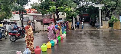 ஆத்தூர் நகராட்சி அலுவலகம் முன்பு காலிக்குடங்களுடன் மக்கள் சாலை மறியல்